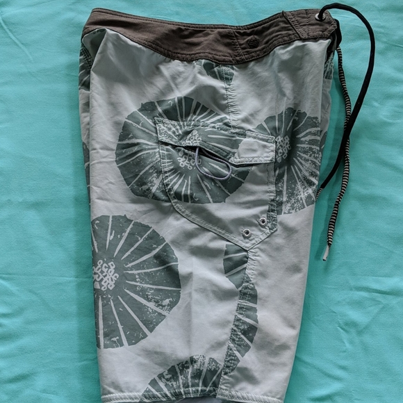 Boys Volcom surf shorts Size 26 - Picture 4 of 6